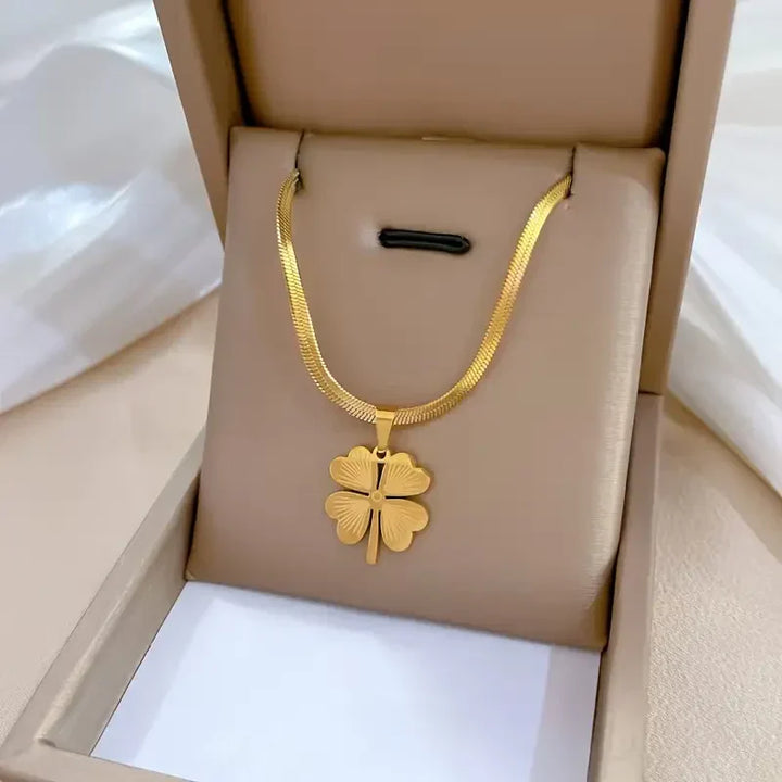 Collana in oro con trifoglio