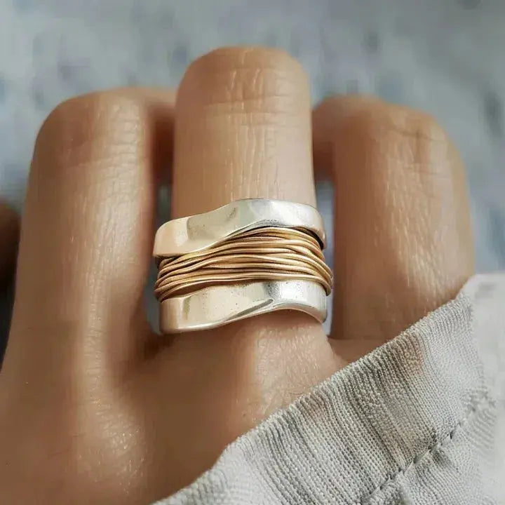 Anello in argento adornato con fili d'oro