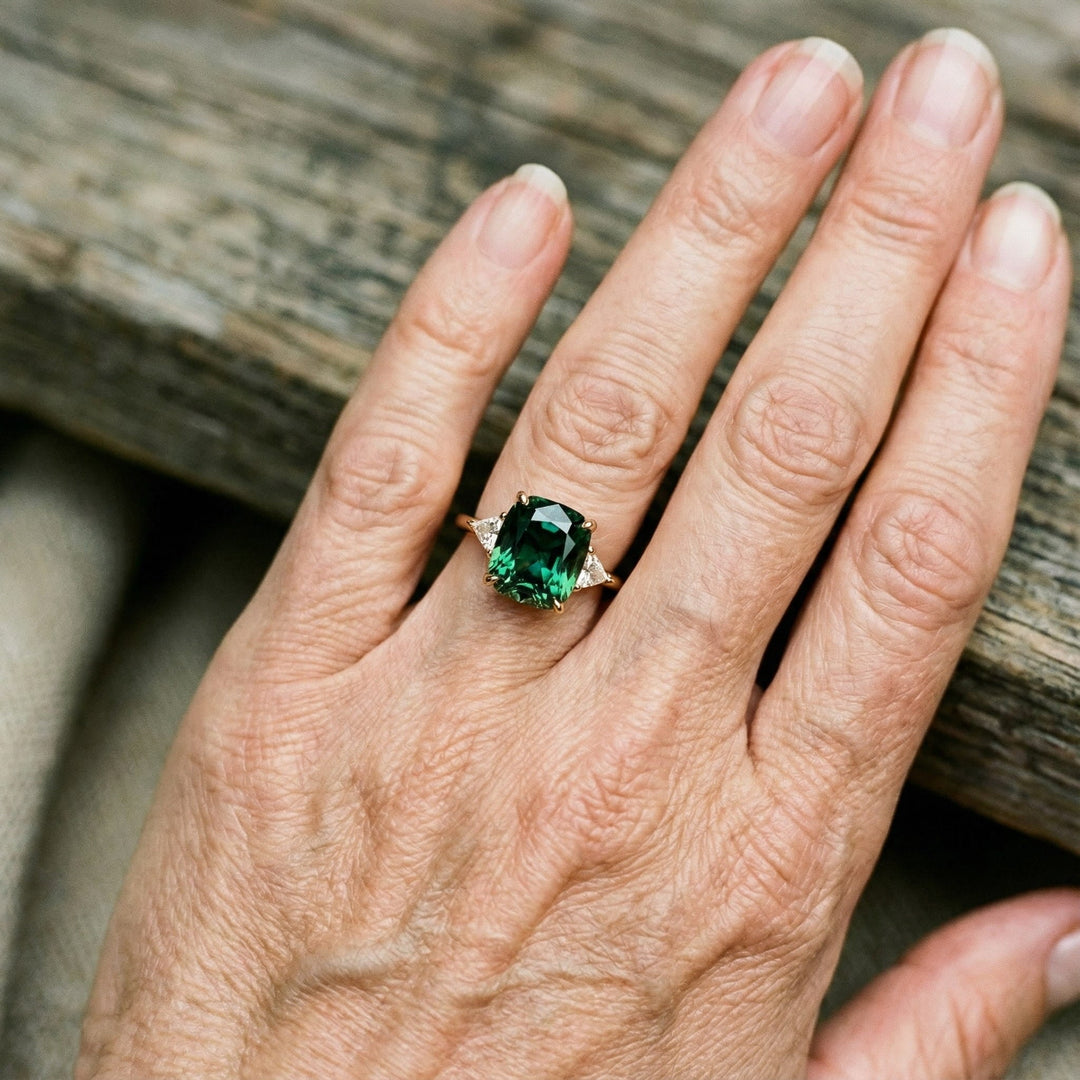 Elegante anello quadrato con smeraldo