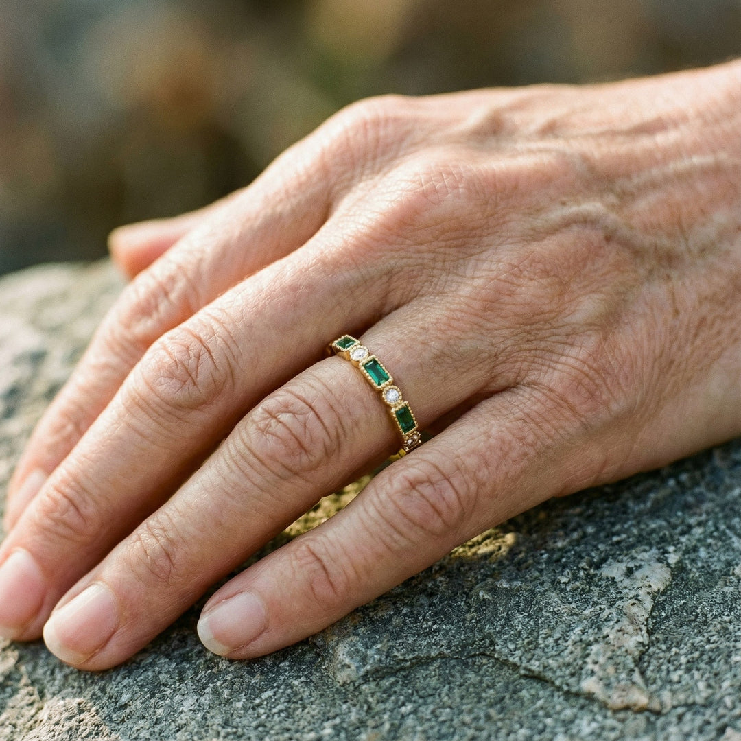Anello vintage in oro con zircone verde