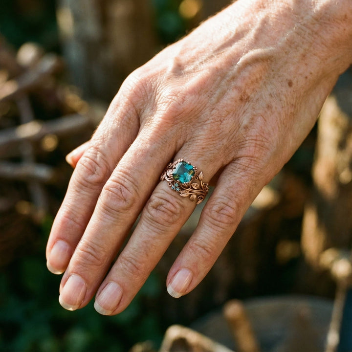 Anello naturale con cristallo verde