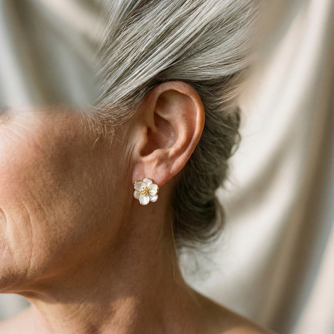 Eleganti orecchini in oro a forma di petali