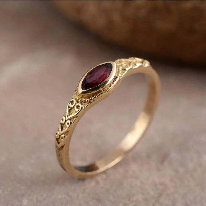 Anello vintage in oro con gemma rossa