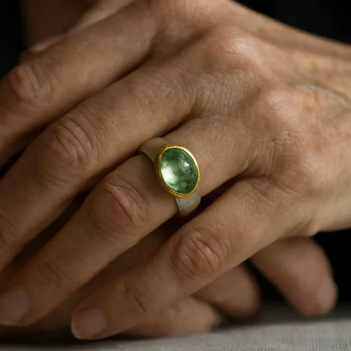 Anello vintage verde con pietra rotonda