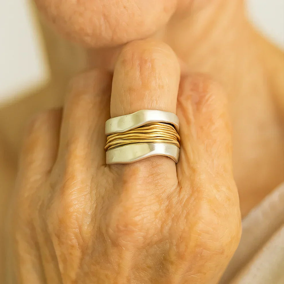 Anello in argento adornato con fili d'oro