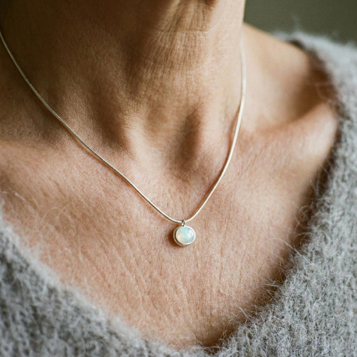 Collana elegante con ciondolo solitario in argento