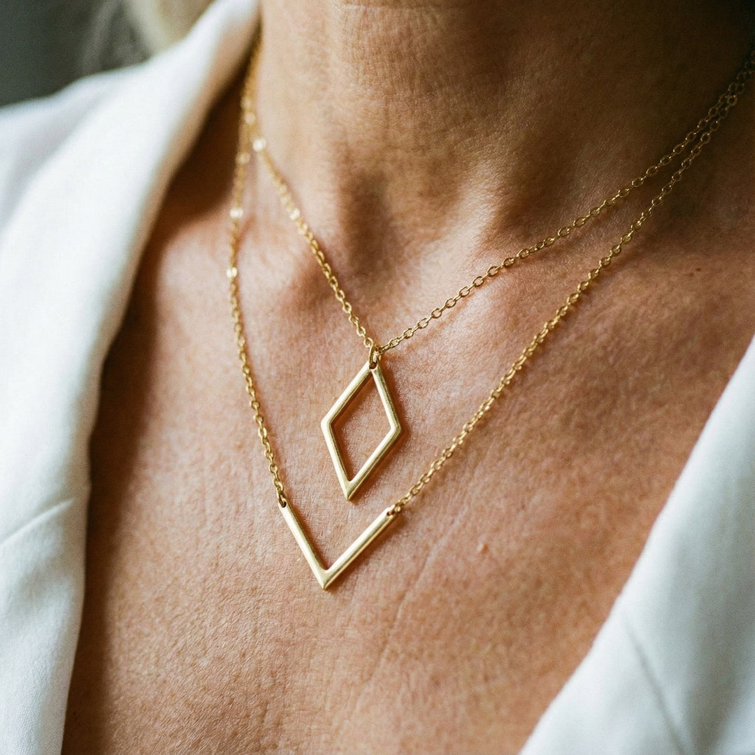 Collana elegante con ciondolo a V