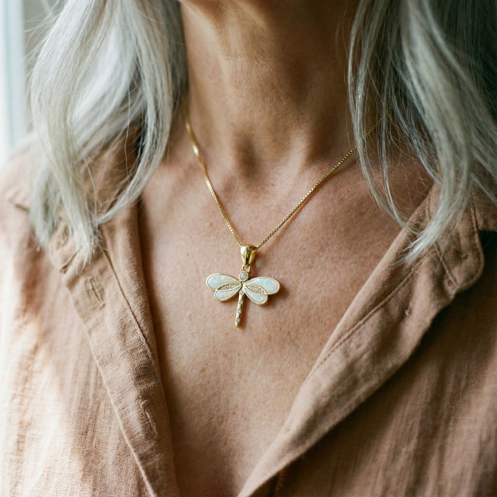 Collana in oro con opale e motivo a libellula
