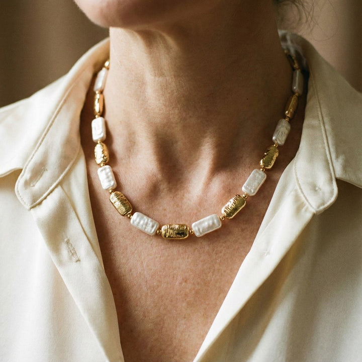 Collana vintage con perle rettangolari oro e bianche