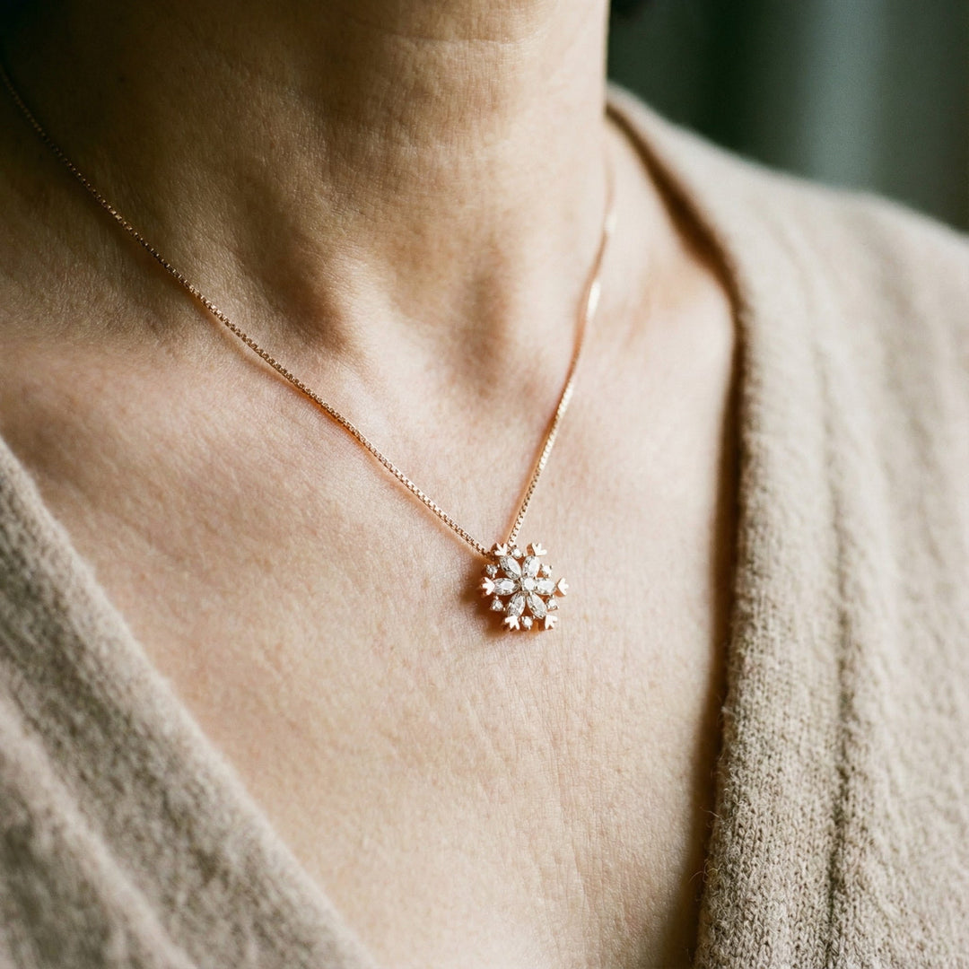Collana in cristallo con fiocco di neve oro e argento scintillante