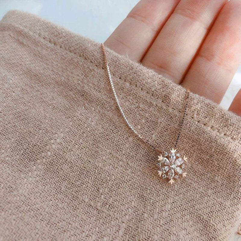 Collana in cristallo con fiocco di neve oro e argento scintillante