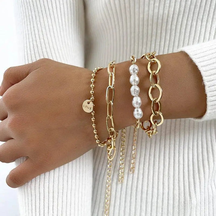 Braccialetti in oro adornati con perle