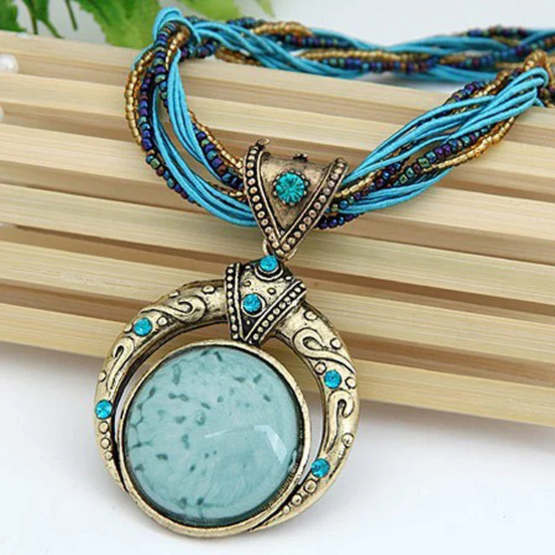 Collana vintage con ciondolo in cristallo smeraldo etnico