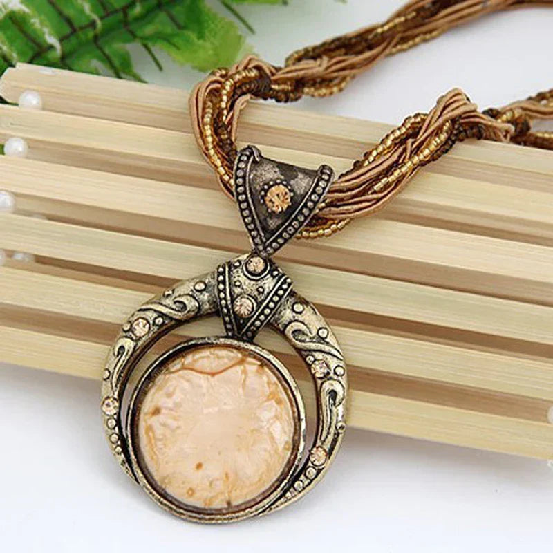 Collana vintage con ciondolo in cristallo smeraldo etnico