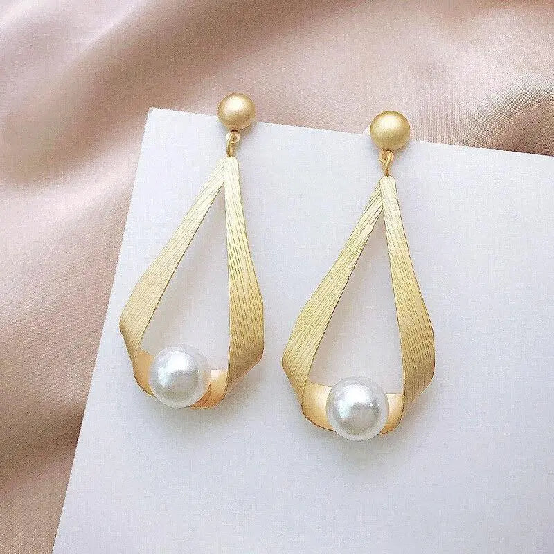 Eleganti orecchini cerchio con cristalli e perle rotonde