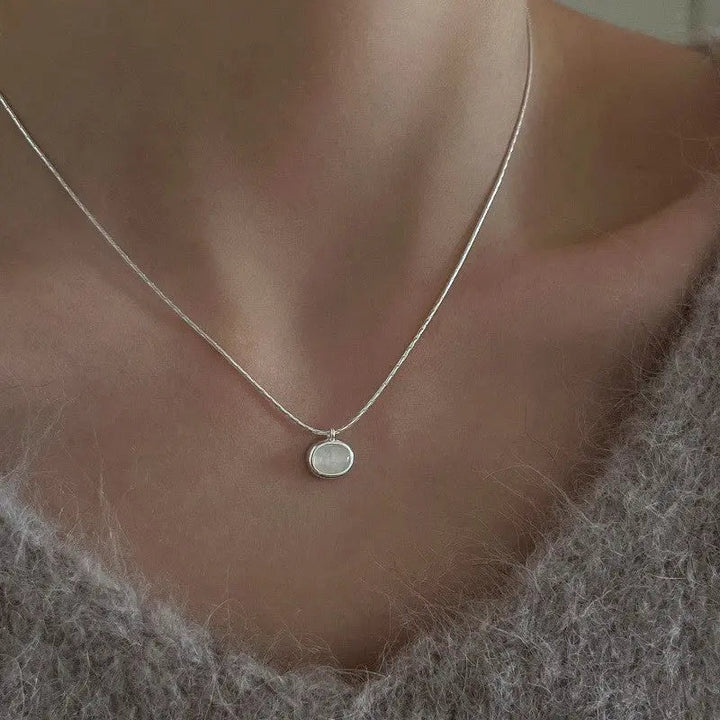 Collana elegante con ciondolo solitario in argento