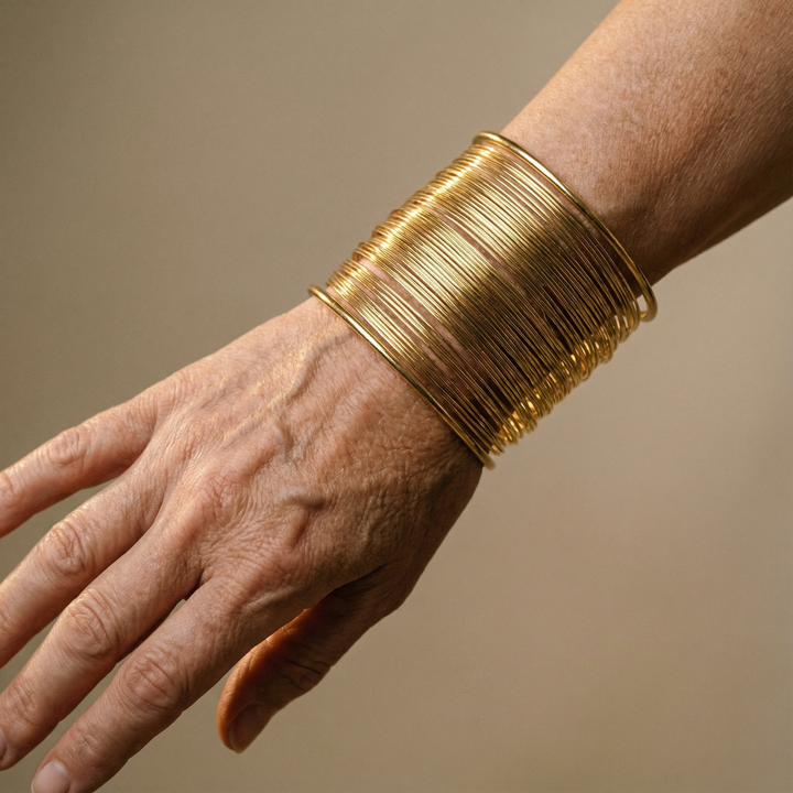 Braccialetto aperto in oro con design a spirale