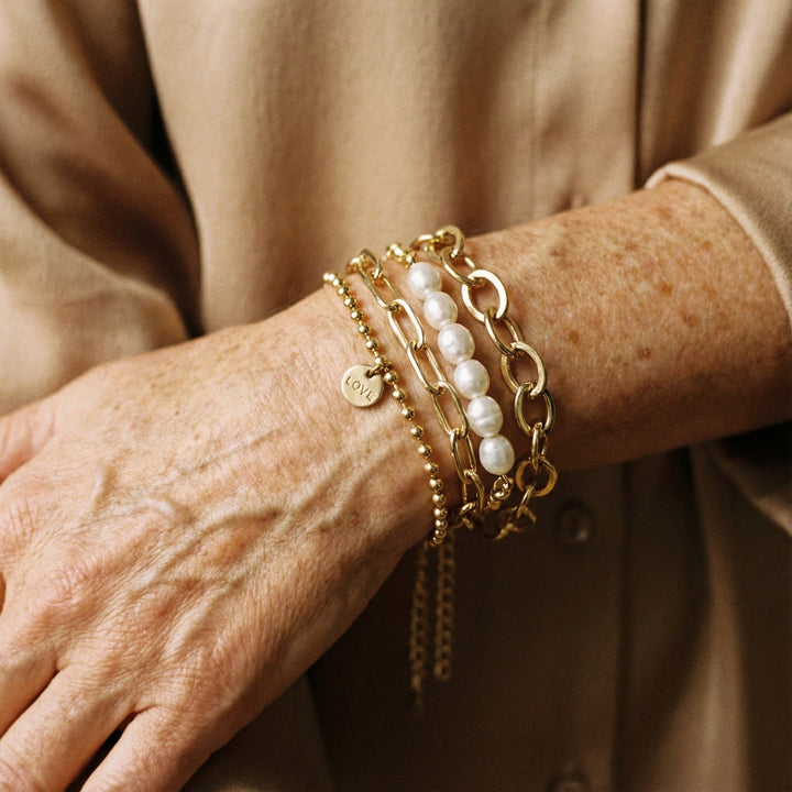 Braccialetti in oro adornati con perle
