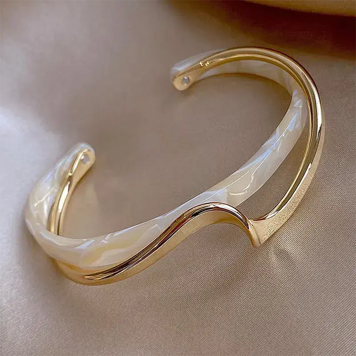 Braccialetto chic aperto in smalto bianco e oro