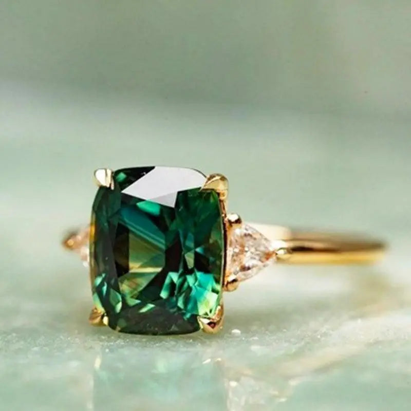 Elegante anello quadrato con smeraldo