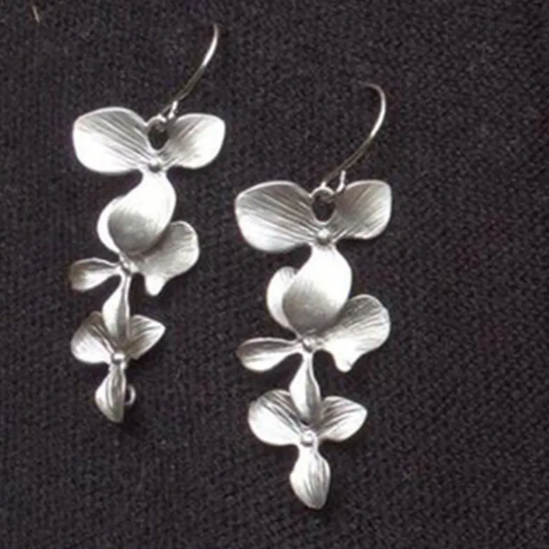 Set collana e orecchini a petali in argento