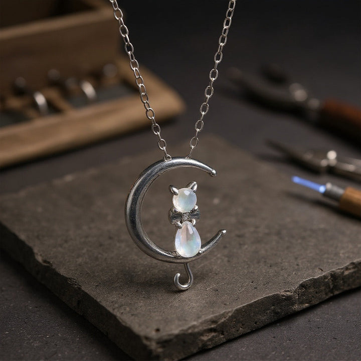 Collana a mezzaluna con pietra di luna e design a gatto