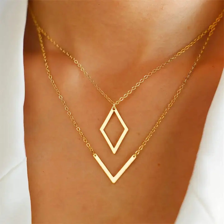 Collana elegante con ciondolo a V