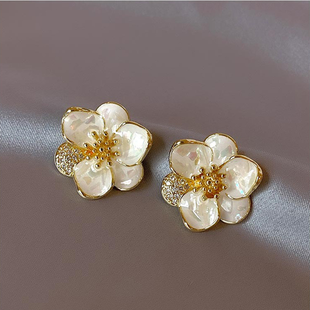 Eleganti orecchini in oro a forma di petali