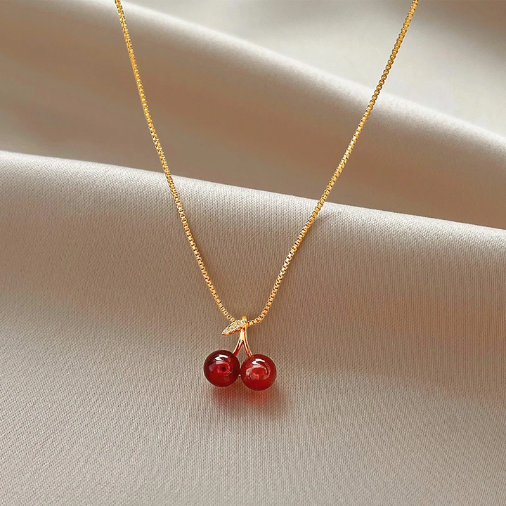 Collana in oro con ciondolo a ciliegia