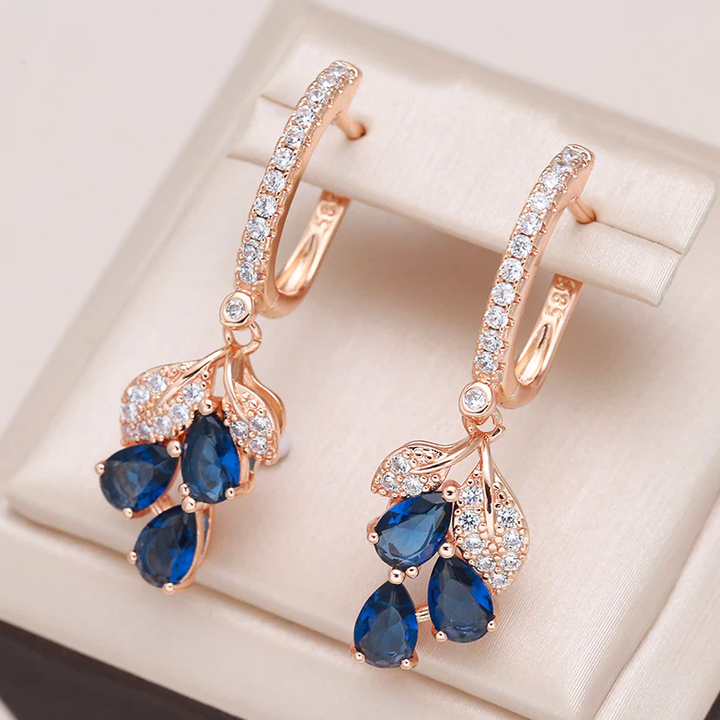 Eleganti orecchini adornati con cristalli blu