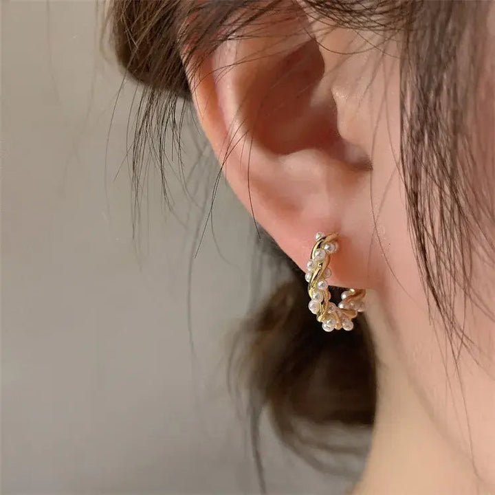 Eleganti orecchini rotondi di perle