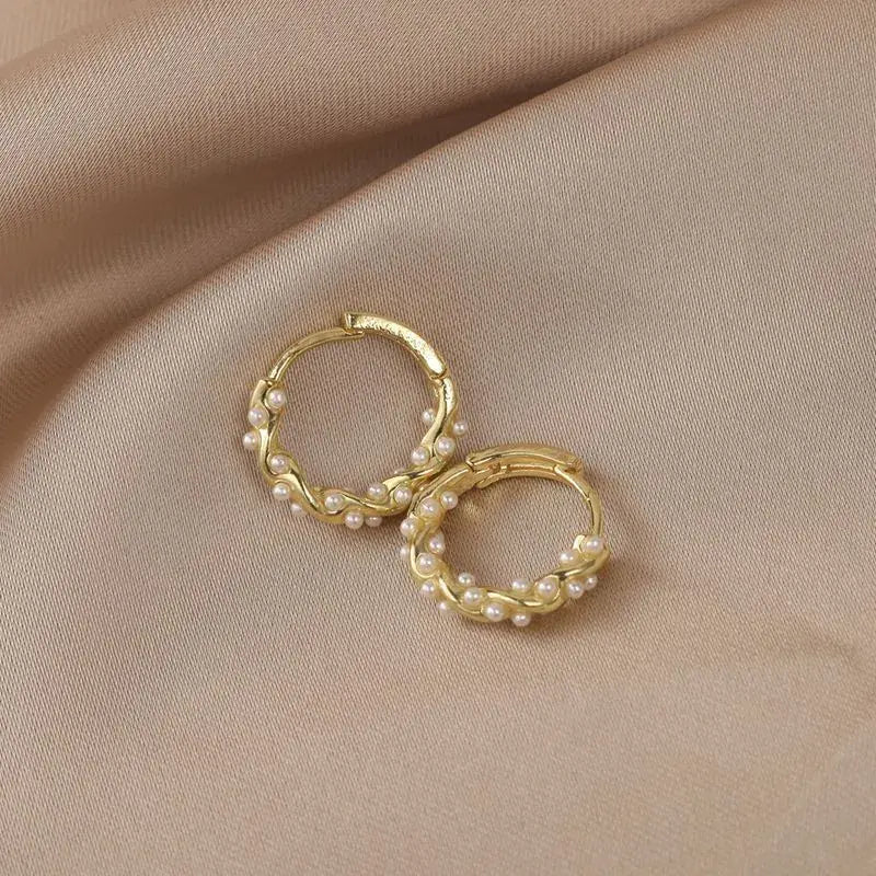 Eleganti orecchini rotondi di perle