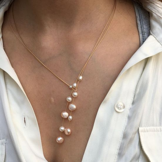 Collana elegante con perle pendenti