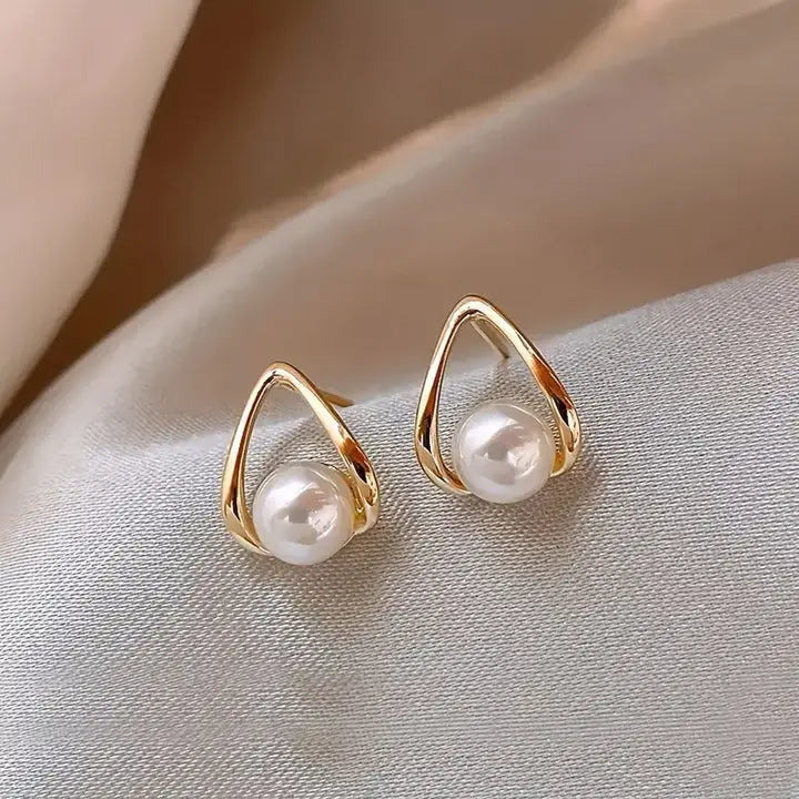 Eleganti orecchini triangolari con perle