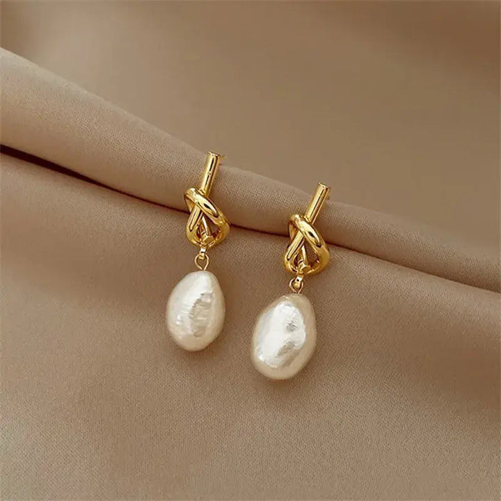 Eleganti orecchini in oro adornati con perle barocche