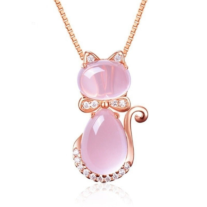 Incantevole collana con pietra rosa a forma di gatto adornata con zircone
